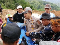 Polisi akan Tindak Bila Ada Relawan Minta Uang Pada Korban Longsor
