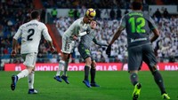 Raphael Varane berupaya keras memenangi duel udara dengan pemain Sociedad. (Foto: Gonzalo Arroyo Moreno/Getty Images)