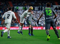 Raphael Varane berupaya keras memenangi duel udara dengan pemain Sociedad. (Foto: Gonzalo Arroyo Moreno/Getty Images)