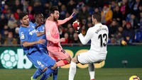 Lionel Messi mencetak gol pertama Barcelona di 2019 saat membobol gawang Getafe pada menit ke-20. Itu adalah peluang pertama Barca di laga itu. (Sergio Perez/Reuters)