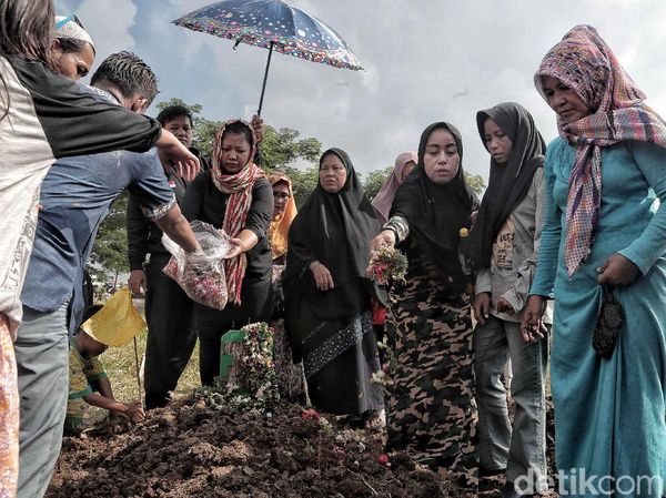 Duka Keluarga Iringi Pemakaman Korban Pembunuhan di Green Pramuka