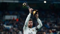 Madrid memamerkan trofi Piala Dunia Antarklub dihadapan suporter mereka sebelum laga bergulir. Sergio Ramos yang mengangkat trofi itu. (Foto: Gonzalo Arroyo Moreno/Getty Images)