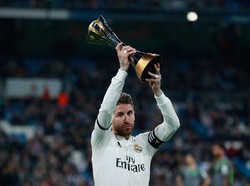 Madrid memamerkan trofi Piala Dunia Antarklub dihadapan suporter mereka sebelum laga bergulir. Sergio Ramos yang mengangkat trofi itu. (Foto: Gonzalo Arroyo Moreno/Getty Images)