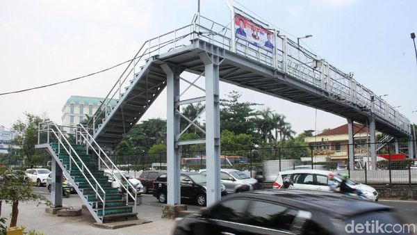 Parah! JPO Kebon Jeruk Juga Bermuara di Tengah Jalan