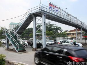 Parah! JPO Kebon Jeruk Juga Bermuara di Tengah Jalan