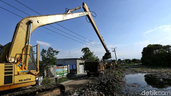 Lautan Sampah di Kali Pisang Batu Mulai Dibersihkan