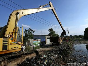 Lautan Sampah di Kali Pisang Batu Mulai Dibersihkan