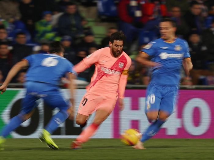 lionel messi barcelona getafe Soccer Football - La Liga Santander - Getafe v FC Barcelona - Coliseum Alfonso Perez, Getafe, Spain - Janaury 6, 2019 Barcelonas Lionel Messi in action with Getafes Nemanja Maksimovic and Leandro Cabrera REUTERS/Sergio Perez