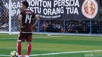 Mereka menyaksikan tim kesayangannya berlatih dengan duduk lesehan dan berdiri. Sebagian dari mereka mengabadikan proses latihan menggunakan smartphone.
