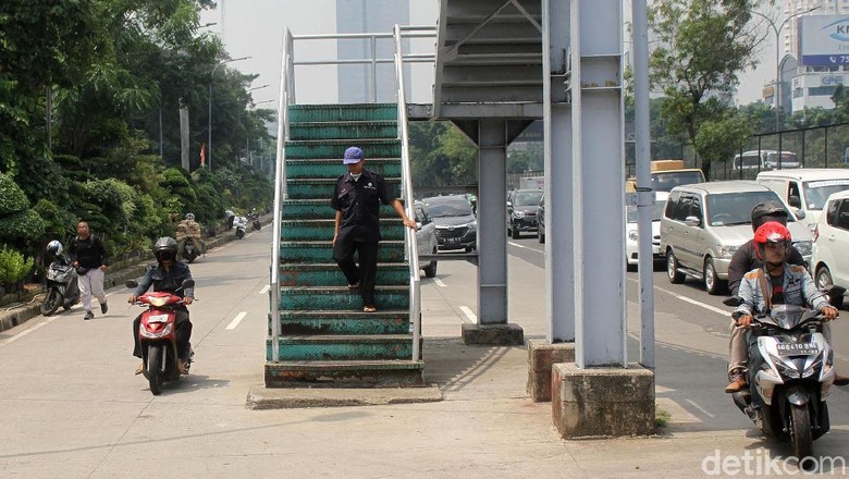 Wali Kota Jakbar Perintahkan JPO di Tengah Jalan Digeser