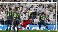 Pertandingan tak berjalan baik untuk Madrid. Willian Jose sudah membobol gawang El Real di menit ketiga lewat titik penalti. Hukuman didapat Madrid setelah Casemiro melanggar Mikel Merino. (Foto: Juan Medina/Reuters)