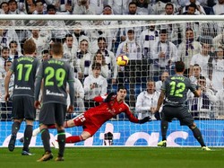 Pertandingan tak berjalan baik untuk Madrid. Willian Jose sudah membobol gawang El Real di menit ketiga lewat titik penalti. Hukuman didapat Madrid setelah Casemiro melanggar Mikel Merino. (Foto: Juan Medina/Reuters)