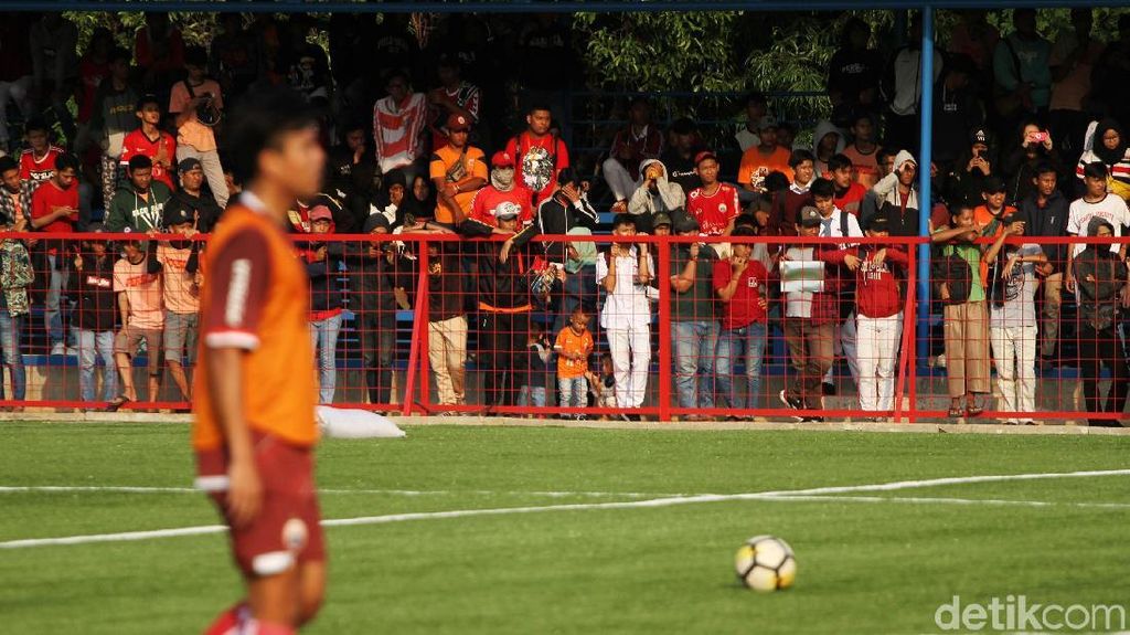 Kesetiaan Jakmania Temani Persija Latihan Perdana Kesetiaan Jakmania Temani Persija Latihan Perdana