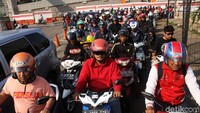 The Jakmania datang dengan sepeda motor.