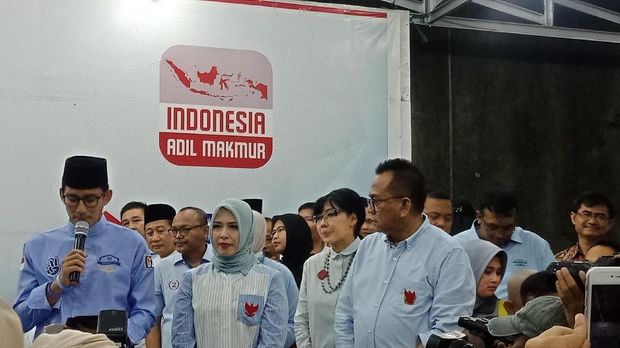 Cawapres Sandiaga Uno memperlihatkan sambutan.