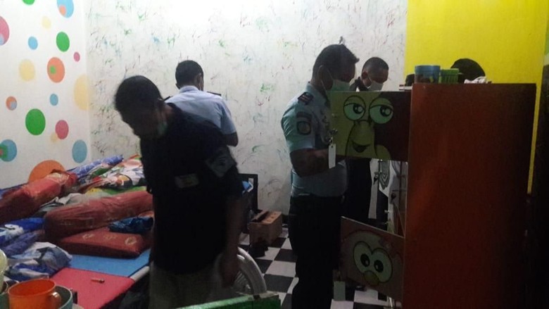 Geledah Sel, Sipir LP Ambon Temukan Paket Sabu sampai Miras Geledah Sel, Sipir LP Ambon Temukan Paket Sabu sampai Miras