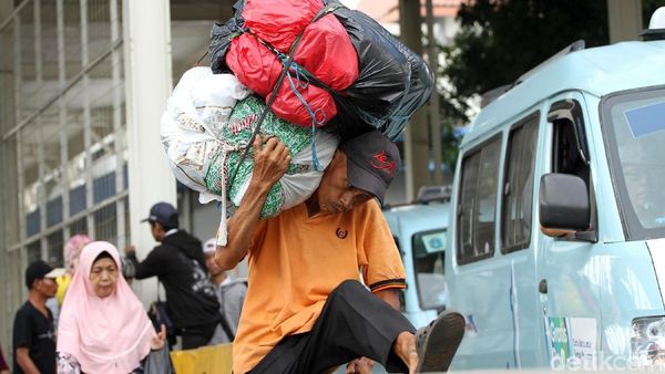 Ogah Lewat Skybridge Tanah Abang, Warga Lompati Separator Ogah Lewat Skybridge Tanah Abang, Warga Lompati Separator