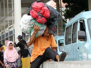 Ogah Lewat Skybridge Tanah Abang, Warga Lompati Separator
