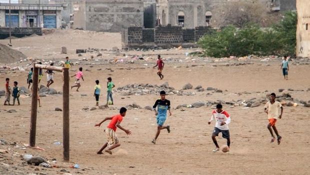 Sekelompok anak-anak kecil Yaman bermain sepakbola di daerah Mokha.