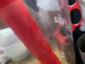 Jijik! Pria Ini Temukan 3 Kecoa Dalam Teh yang Dipesan Jijik! Pria Ini Temukan 3 Kecoa Dalam Teh yang Dipesan