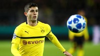 Chritian Pulisic berada di posisi paling atas daftar ini. Dia dibeli Chelsea dari Borussia Dortmund dengan banderol 64 juta euro. (Martin Rose/Getty Images)
