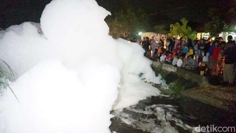 Fenomena Gunungan Busa di Sungai Hebohkan Warga Jombang Fenomena Gunungan Busa di Sungai Hebohkan Warga Jombang