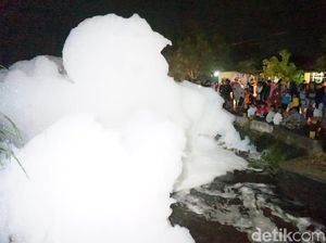 Fenomena Gunungan Busa di Sungai Hebohkan Warga Jombang