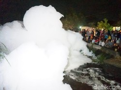 Fenomena Gunungan Busa di Sungai Hebohkan Warga Jombang