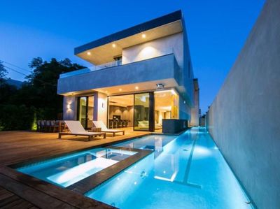 Canggih, Rumah Mewah Ini Dikendalikan Pakai Handphone