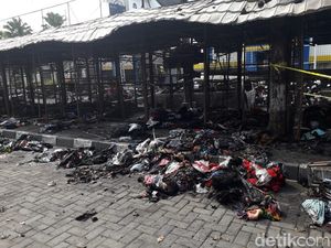 Puing-puing Puluhan Kios Dekat Titik Nol Yogya yang Terbakar Semalam