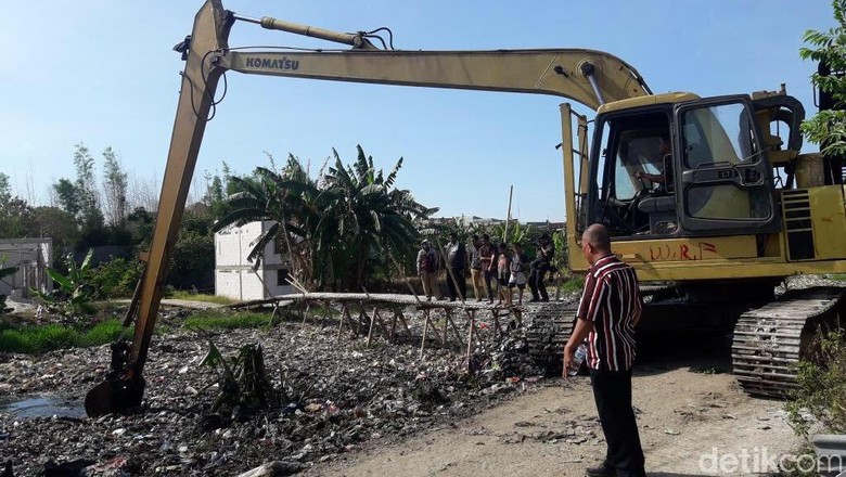 3 Hari Pembersihan, Sampah di Kali Pisang Batu Capai 100 Truk