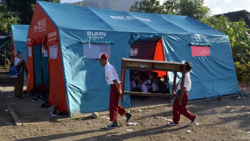 Anak-anak Korban Tsunami Sekolah di Tenda Darurat Anak-anak Korban Tsunami Sekolah di Tenda Darurat