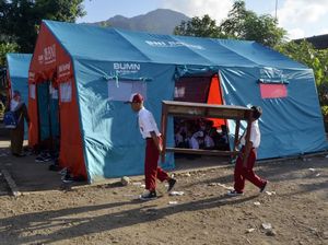 Anak-anak Korban Tsunami Sekolah di Tenda Darurat
