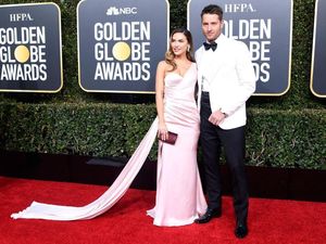 So Sweet, Aksi Aktor Tampan Ini di Golden Globes Bikin Hati Meleleh