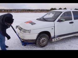 Gila! Ban Mobil Diganti Ribuan Paku