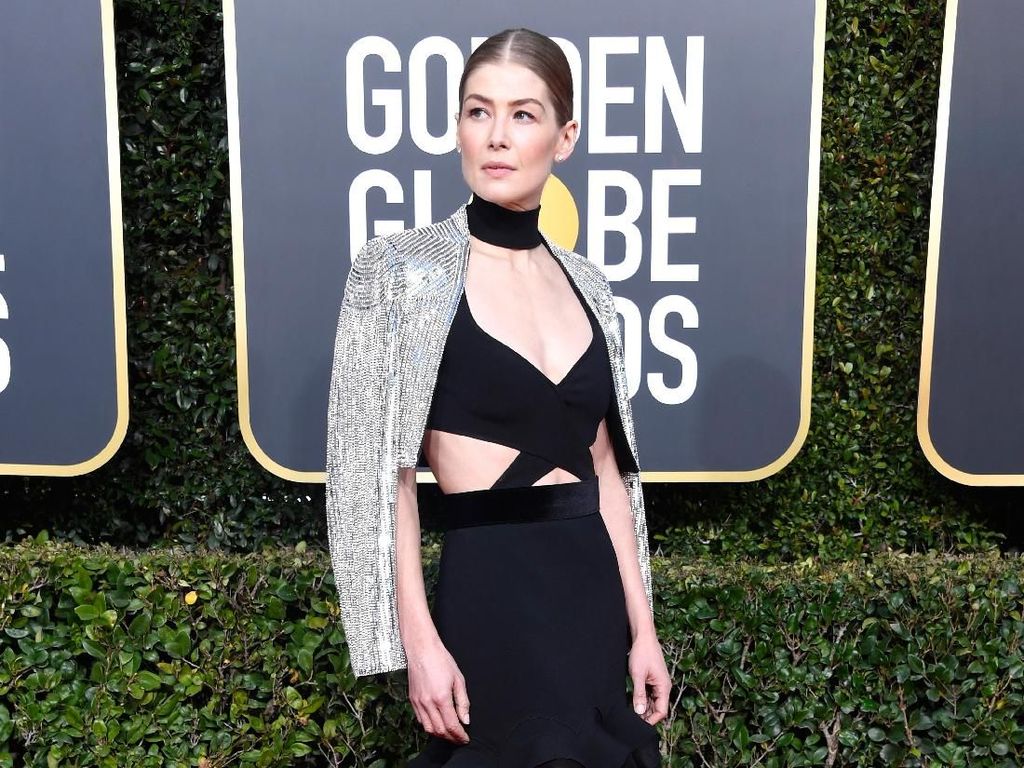 Menang Golden Globe, Rosamund Pike Malah Kubur Pialanya di Halaman Rumah Menang Golden Globe, Rosamund Pike Malah Kubur Pialanya di Halaman Rumah