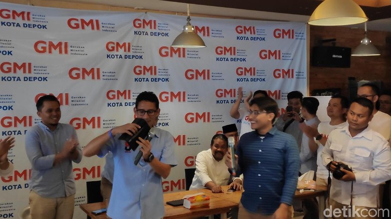 Dapat Dompet dari Milenial di Depok, Sandiaga: Simbol Sejahterakan Rakyat