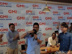 Dapat Dompet dari Milenial di Depok, Sandiaga: Simbol Sejahterakan Rakyat