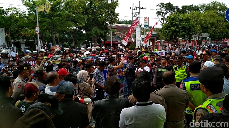 Dua Demo Besar di Blitar Digelar Buntut Karaoke Maxi Brillian Ditutup Dua Demo Besar di Blitar Digelar Buntut Karaoke Maxi Brillian Ditutup