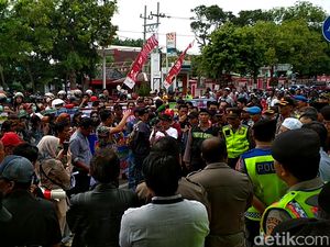 Dua Demo Besar di Blitar Digelar Buntut Karaoke Maxi Brillian Ditutup