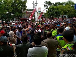 Dua Demo Besar di Blitar Digelar Buntut Karaoke Maxi Brillian Ditutup
