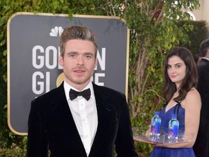 Gadis Pembawa Air Minum Curi Perhatian di Golden Globes, Kini Jadi Viral Gadis Pembawa Air Minum Curi Perhatian di Golden Globes, Kini Jadi Viral