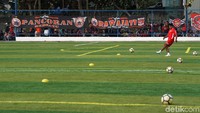 Latihan di lapangan sintentis tersebut juga sekaligus sebagai persiapan adaptasi menghadapi Home United pada laga perdana kualifikasi Liga Champions Asia. Mengingat pertandingan itu akan digelar di Stadion Jalan Besar, Kallang, Singapura, yang menggunakan lapangan rumput sintentis.