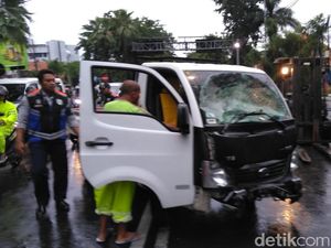 Pikap Muat Telur Sambar Biker di Perempatan Diponegoro