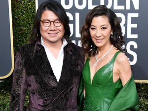 Gaya para Bintang Asia di Golden Globe 2019