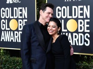 Jim Carrey Pamer Pacar 22 Tahun Lebih Muda di Golden Globe Awards 2019