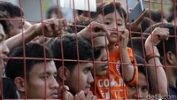 Anak-anak pun ikut menyaksikan latihan. Bahkan di antara mereka ada yang memakai jersey Persija.