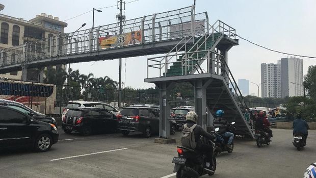 JPO tersebut berada di Jalan Arjuna Selatan, Kebon Jeruk