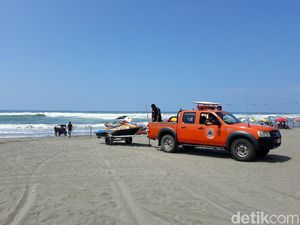 Wisatawan yang Terseret Ombak Pantai Parangtritis Ditemukan Tewas Wisatawan yang Terseret Ombak Pantai Parangtritis Ditemukan Tewas
