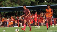 Pemain-pemain muda ini terlihat semangat mengikuti latihan perdana Persija.